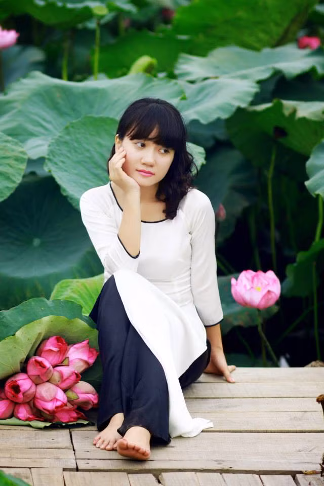 Một chút đằm thắm, dịu dàng bên sen hồng.