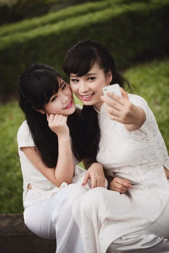 Tự tin cùng tà áo dài.