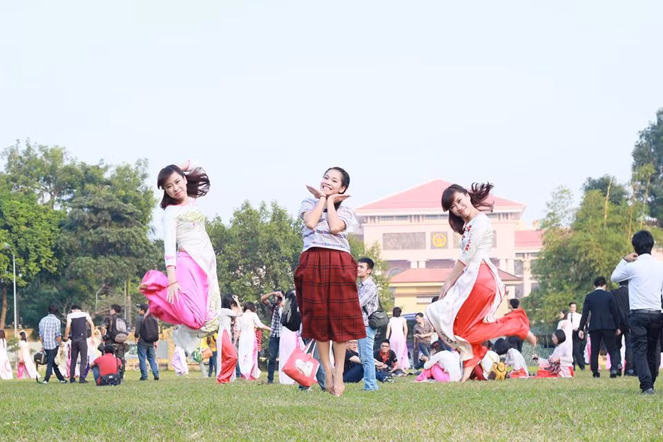 Tinh nghịch cùng tà áo dài.