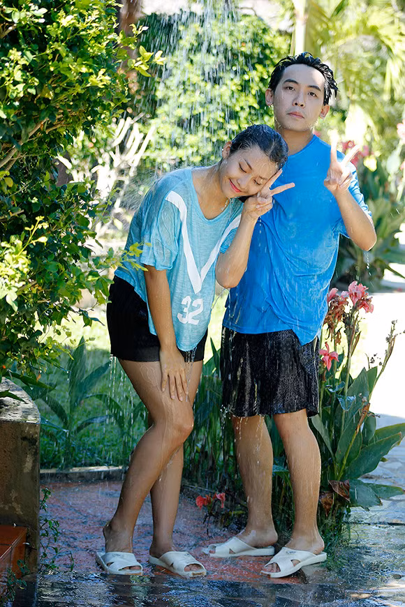 Cùng xem những hình ảnh hẹn hò vô cùng lãng mạn của "cặp đôi tin đồn" Phở Đặc Biệt và Khả Ngân.