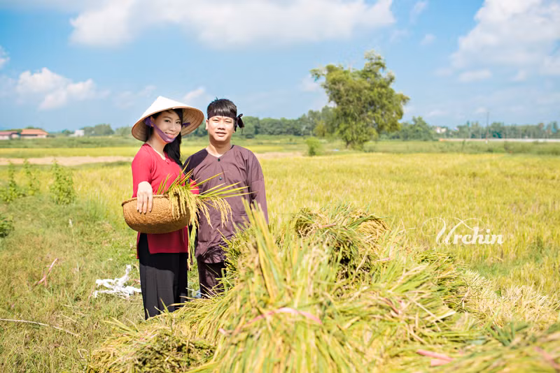 Cô dâu Trần Quỳnh, 27 tuổi, là chuyên viên tư vấn tại một trung tâm thẩm mỹ lớn tại Hà Nội. Bạn đời của cô là Thanh Tuấn, nhân viên văn phòng. "Có duyên mới gặp, có nợ mới yêu" mà hai anh chị đã gắn bó với nhau suốt 9 năm qua. Trong ảnh, cặp uyên ương chụp ảnh cưới trên cánh đồng ở làng cổ Đường Lâm. Ảnh: Urchin Studio.