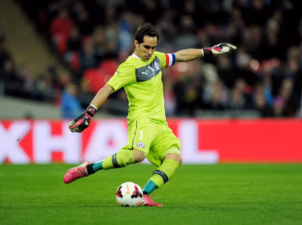4. Claudio Bravo (Barcelona/Chile): Bravo có một mùa World Cup tạm ổn cùng ĐT Chile. Và cũng chính màn thể hiện này đã giúp Bravo lọt vào tầm ngắm của Barca và anh gia nhập sân Nou Camp ngay sau World Cup. Và gần như ngay lập tức thủ môn người Chile này khẳng định được mình trong màu áo của Barca với 700 phút không để thủng lưới.