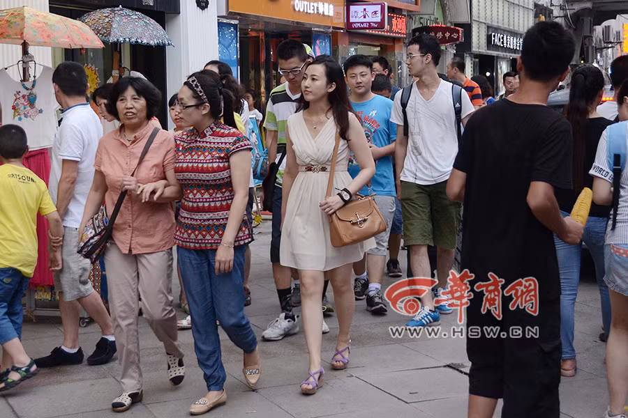 Sở hữu một khuôn mặt tươi tắn và xinh đẹp tự nhiên, cũng như mọi cô gái trẻ khác, nữ cảnh sát cũng rất thích đi dạo và mua sắm những thứ mình thích.