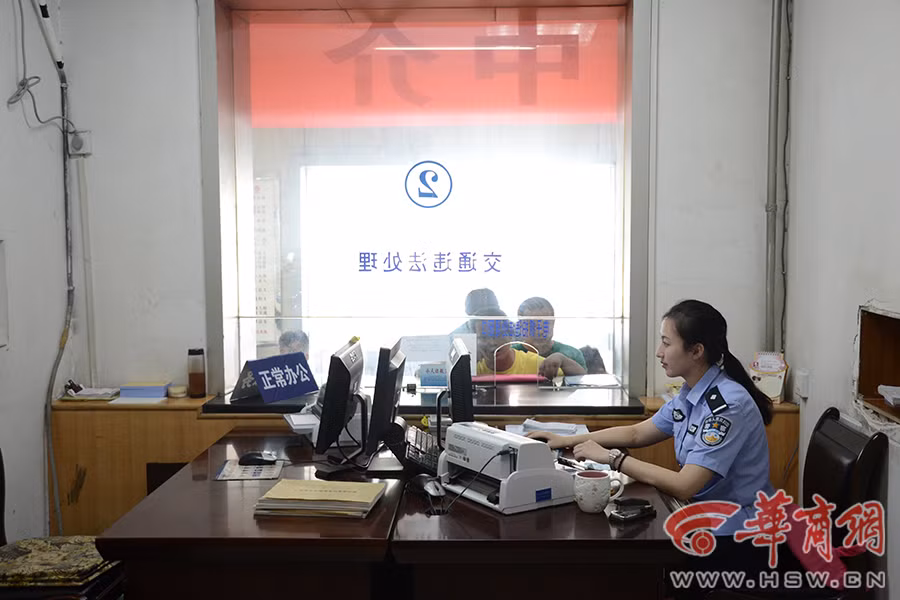 Gần đây, cư dân mạng đang truyền tay nhau hình ảnh hai mặt cuộc sống của một nữ cảnh sát giao thông xinh đẹp có tên là Xiao Jiang tại Tây An, Trung Quốc.