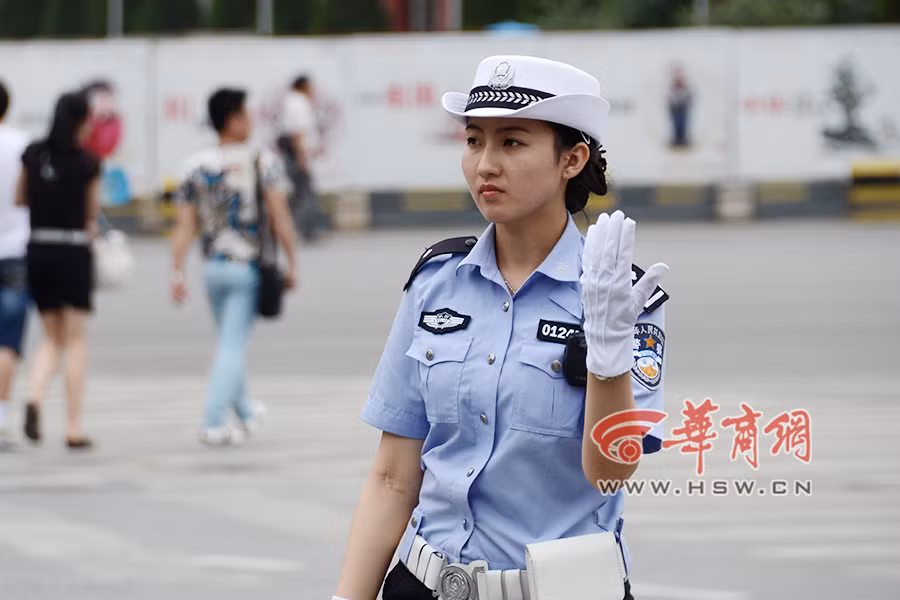 Công việc rất vất vả, có những ngày số vụ vi phạm giao thông vượt cả mức kỷ lục trước đó nhưng nữ cảnh sát vẫn rất kiên trì đứng chốt, hoàn thành tốt nhiệm vụ.