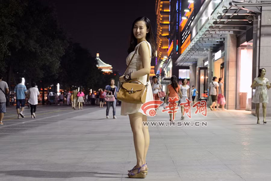 Vừa là một nữ cảnh giao thông giỏi giang lại vừa là cô gái trẻ trung, xinh đẹp, Xiao Jiang khiến cư dân mạng thích thú với "cuộc sống hai mặt" của mình.