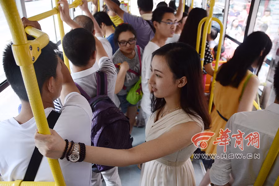 Khi kết thúc một ngày làm việc, Xiao Jiang cởi bỏ bộ đồng phục cảnh sát nghiêm trang, nữ cảnh sát trẻ lại trở về hình ảnh một cô gái dịu dàng, ngọt ngào trong chiếc váy nhẹ nhàng.