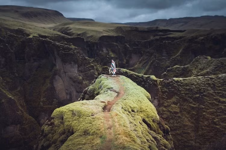 Từ năm 14 tuổi, Elizabeth đã làm quen với nhiếp ảnh và 7 năm sau, cô đã có một kho gia tài những bức ảnh được đánh giá cao, trở nên nổi tiếng với những bức ảnh chụp thiên nhiên và con người hòa hợp.