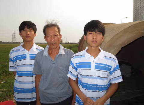 Câu chuyện về hai anh em Nguyễn Hữu Tiến và Nguyễn Hữu Tiền đã trở thành những câu chuyện thường gặp khi muốn giáo dục và động viên các học sinh có hoàn cảnh khốn khổ. Anh là thủ khoa trường đại học Y danh tiếng bậc nhất cả nước còn em đỗ hai trường đại học, nhưng khi nhắc đến hoàn cảnh của hai chàng trai này, ai cũng phải khâm phục. Bố của Nguyễn Hữu Tiến là chú Nguyễn Hữu Định đã phải sống trong ống cống, tạm bợ nơi vỉa hè, lều bạt ở Thủ đô để kiếm tiền nuôi gia đình trong hơn 10 năm. Ảnh: Vnmedia.