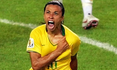 Một nữ cầu thủ như Marta của ĐT Brazil luôn chọn cho mình những cách ăn mừng thể hiện sự mạnh mẽ.