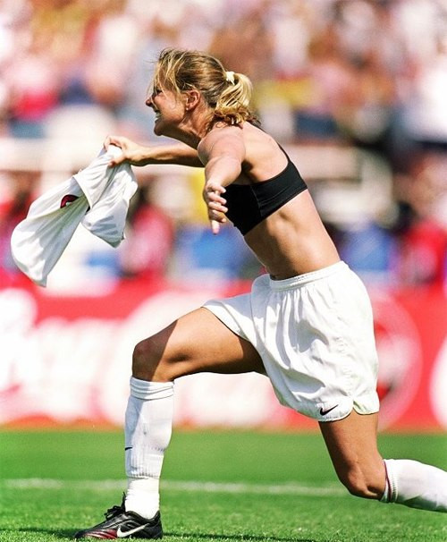 Cách đây chưa lâu, màn ăn mừng cởi áo lại được một nữ cầu thủ của ĐT Mỹ tái hiện trong Fifa World Cup Women 2013.