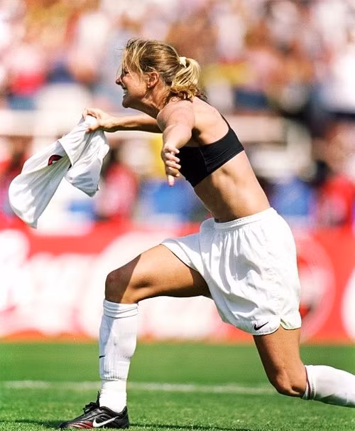 Cách đây chưa lâu, màn ăn mừng cởi áo lại được một nữ cầu thủ của ĐT Mỹ tái hiện trong Fifa World Cup Women 2013.