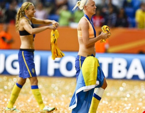 Có vẻ như khi lập công hay giành chiến thắng, các nữ cầu thủ cũng máu lửa chẳng kém gì các đồng nghiệp nam giới. Tại World Cup 2011, các cô gái Thụy Điển cũng cởi hết áo ăn mừng chiến thắng 2-1 trước ĐT Pháp.