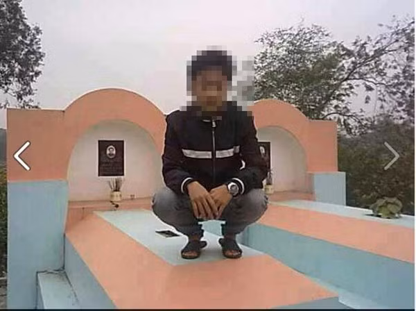 Nghĩa trang là nơi an nghỉ của những người đã khuất, cần sự tôn trọng và thành kính nhưng nhiều bạn trẻ lại ngồi lên mộ để chụp ảnh.