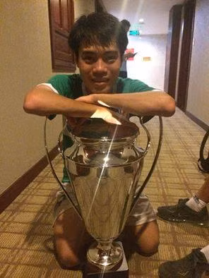 Còn riêng với Văn Toàn, về đến phòng rồi anh vẫn còn mê mẩn bên chiếc cup. Ảnh: FBNV.