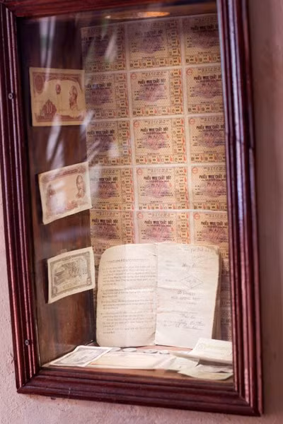 Chủ quán còn cẩn thận lưu giữ lại những đồng tiền cũ của Việt Nam qua năm tháng và một thứ không thể thiếu nữa là sổ gạo và tem phiếu cũng được chủ quán lưu giữ rất cẩn thận trong tủ kính.