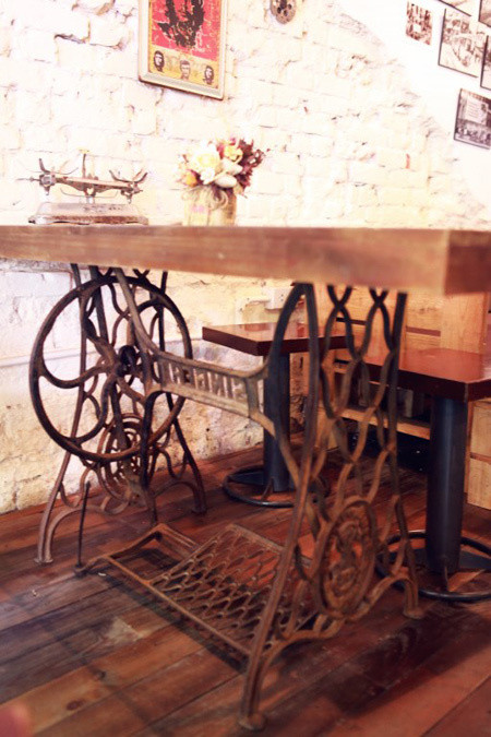 Với nét thô sơ mộc mạc, Độc cafe làm cho du khách lạc vào một thời xa vắng của một Việt Nam thời bao cấp.