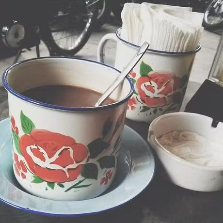 Và tất cả những đồ uống ở đây đều được sử dụng bằng ca tráng men,một phong cách rất khác lạ khi đến với Cộng cafe.