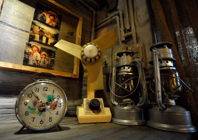 Trang trí một cách bình dị, mộc mạc. Với những bức tường không chát vữa lộ nguyên gạch thô.