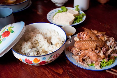 Thời bao cấp, đặc sản của người Hà Nội đó là cơm trộn sắn. Và khi đến cửa hàng mậu dịch số 37 các vị khách sẽ được trải nghiệm bữa cơm của thời bao cấp.