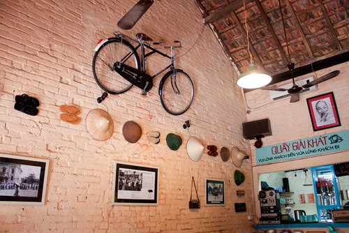 Cửa hàng mậu dịch số 37 tái hiện lại một không gian của thời bao cấp với những chiếc xe phượng hoàng, dép cao su, đài cát sét và những tấm biển cổ động là đặc sản của một thời bao cấp gian khổ và đáng nhớ.