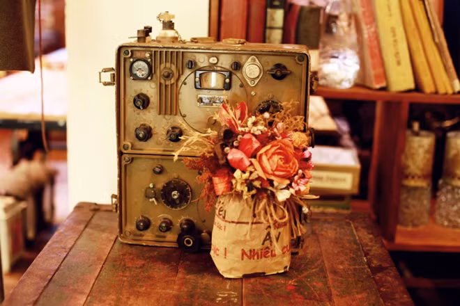 Chủ quán đã thiết kế Độc Cafe là một không gian cổ với những vật dụng cổ như những chiếc máy khâu, quạt tai voi, thùng đạn và cả những chiếc đầu đạn khổng lồ để tạo điểm nhấn cho quán.