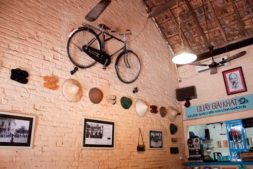 Cửa hàng mậu dịch số 37 tái hiện lại một không gian của thời bao cấp với những chiếc xe phượng hoàng, dép cao su, đài cát sét và những tấm biển cổ động là đặc sản của một thời bao cấp gian khổ và đáng nhớ.