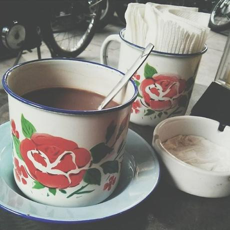 Và tất cả những đồ uống ở đây đều được sử dụng bằng ca tráng men,một phong cách rất khác lạ khi đến với Cộng cafe.