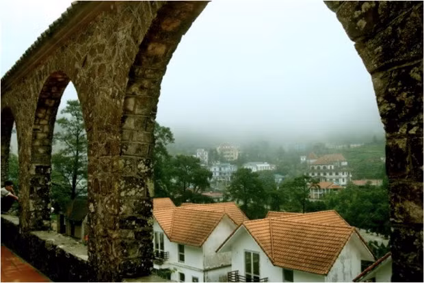 Cách Hà Nội chừng 2 giờ đi ô tô, Tam Đảo là điểm đến khá hấp dẫn với những du khách không có điều kiện đi xa. Được ví là Đà Lạt của miền Bắc, Tam Đảo đắm chìm trong tiết trời sương giăng, bao phủ với cái rét ngọt của xứ Bắc. Đến Tam Đảo, du khách sẽ được thăm nhà thờ đá tại trung tâm thị trấn. 