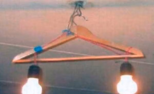 Mắc áo dùng để treo bóng điện.