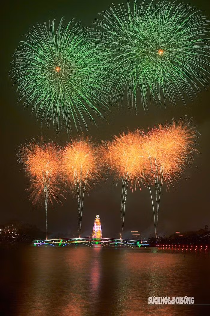 Đúng 21h30, loạt pháo hoa đầu tiên vút lên không trung, xóa tan màn đêm tĩnh lặng, mở ra màn trình diễn ánh sáng kéo dài suốt 15 phút.