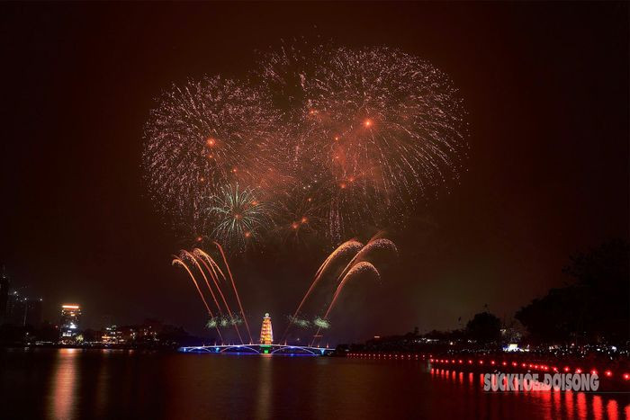Bầu trời ở đây nhanh chóng biến thành bức tranh sống động, lung linh đầy màu sắc với sắc đỏ, vàng, tím, xanh… xen kẽ hòa quyện, tạo nên nhiều chùm hoa sáng rực, những tia sáng lấp lánh như ngàn vì sao.