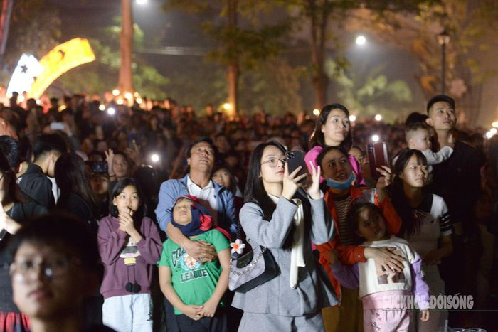 Dòng người từ khắp nơi ùn ùn đổ về trung tâm TP Việt Trì, các tuyến đường chính như đại lộ Hùng Vương, đường Nguyễn Tất Thành,... hay các khu phố xung quanh công viên Văn Lang đều chật kín người qua lại.