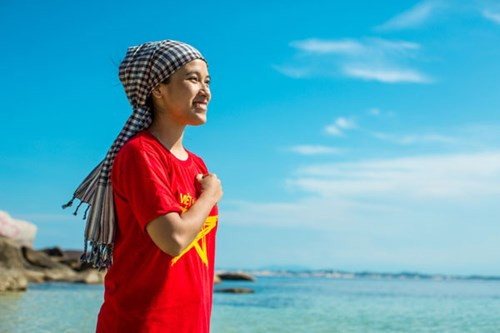 Hình ảnh các bạn trẻ đặt tay lên ngực hướng về Biển Đông cho thấy biển đảo của đất nước luôn nằm trong tim của người Việt Nam, là một phần máu thịt của nhân dân Việt Nam.