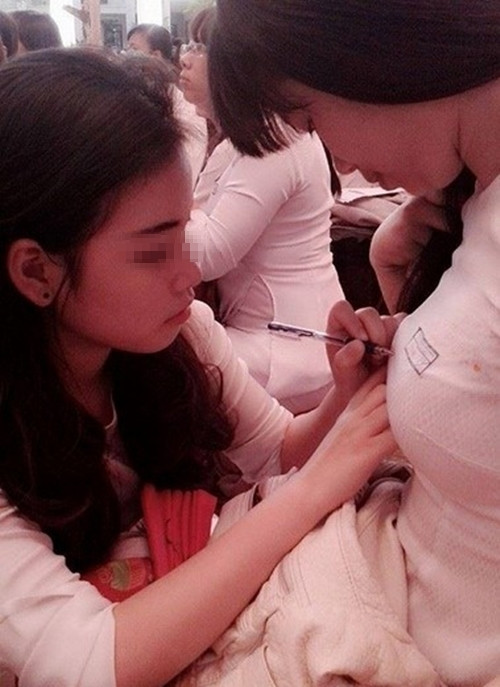 Thi nhau ghi dấu ấn lên ngực nhau là hình thức tặng chữ ký không đụng hàng có thể diễn ra ở bất cứ đâu, ở trong hội trường...