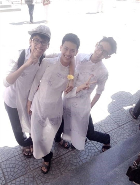 Dáng đứng cùng trang phục khiến người xem phải "nghiêng ngả".