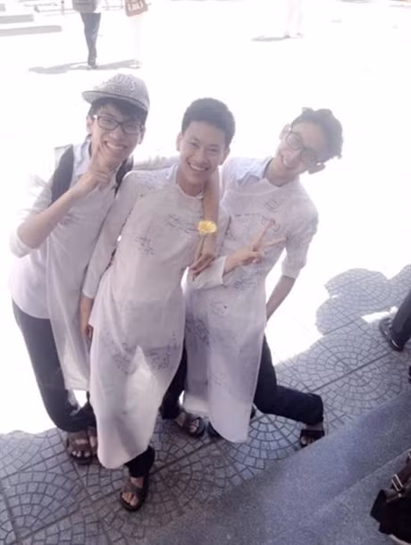 Dáng đứng cùng trang phục khiến người xem phải "nghiêng ngả".