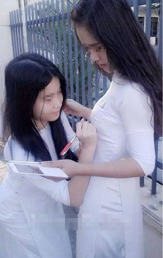 ... Hay ngoài cổng trường.