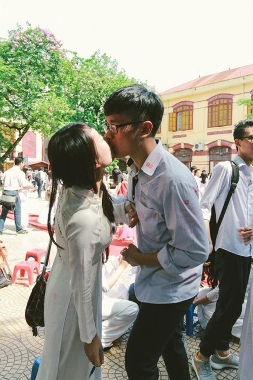 Các cặp đôi sẵn sàng trao nhau nụ hôn tại sân trường, không màng đến ánh mắt của những người khác.