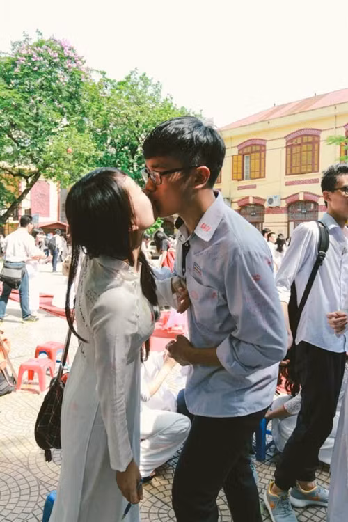 Các cặp đôi sẵn sàng trao nhau nụ hôn tại sân trường, không màng đến ánh mắt của những người khác.