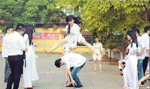 Xắn quần lên tận đùi, buộc áo và chơi trò chơi nhảy ngựa. Sẽ không có gì đáng nói nếu bạn gái này diện một bộ đồ bình thường chứ không phải là tà áo dài truyền thống của dân tộc.