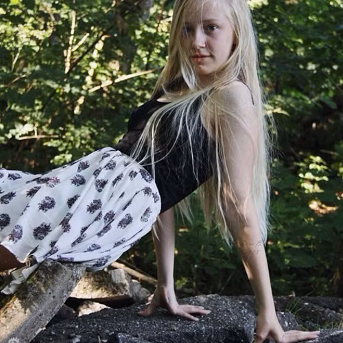 Tuy vậy, vẫn có những bình luận bảo vệ Sidsel, cho rằng ai trang điểm mà chẳng trở nên xinh đẹp hơn, trang điểm xấu đi thì ai cần tới thứ công nghệ đó làm gì. Cùng với đó là những ý kiến cho rằng Sidsel cũng đã có nét đẹp sẵn, trang điểm chỉ tôn những nét đó lên.