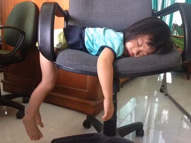 Hậu quả của việc thức khuya xem World Cup cùng bố.