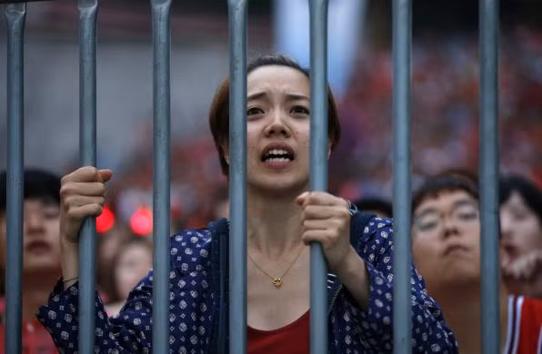 Một gương mặt lo lắng pha nuối tiếc, buồn bực của cổ động viên nữ đội tuyển Hàn Quốc trong trận Hàn Quốc - Algeria.