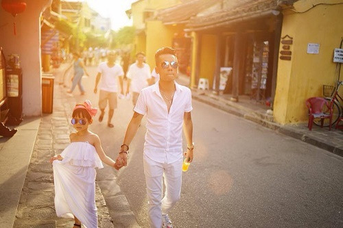 Hình ảnh hai bố con đi bên nhau lúc nào cũng nắm chặt tay.