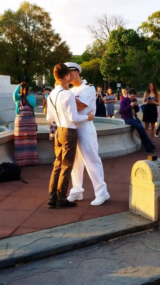 "Khi những người lính chúng tôi cầu hôn bạn đời, điều đó có nghĩa là chúng tôi mong muốn người đó trở thành một phần của một gia đình lính. Lance đã hy sinh rất nhiều vì tôi. Đã đến lúc chúng tôi có một gia đình của riêng mình".