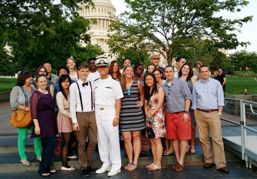 Kyle và Lance hạnh phúc bên những người thân và bạn bè trong khoảnh khắc đáng nhớ của cuộc đời.