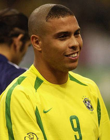Năm 2002 World Cup được tổ chức ở Hàn Quốc và Nhật Bản, Ronaldo béo đã có kiểu tóc rất dị.