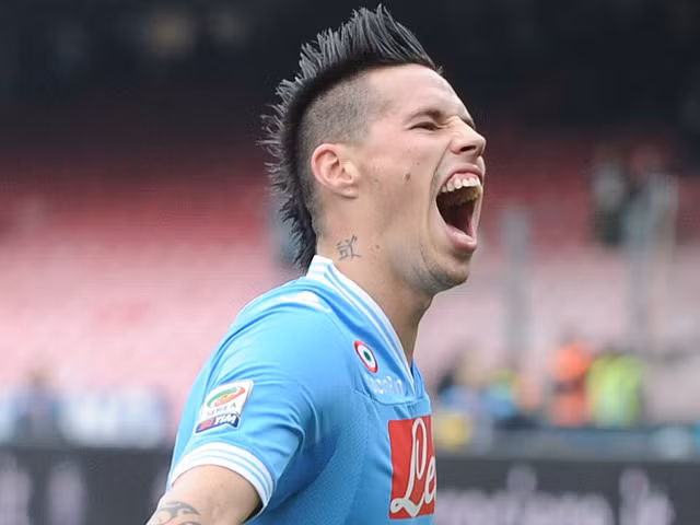 Là một người yêu bò sát mà đặc biệt là kỳ nhông nên Marek Hamsik quyết định tạo cho mình một quả đầu giống hệt con vật mình yêu thích.