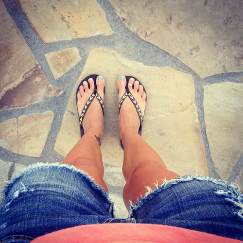 Tuy có nhiều cách chụp khác nhau, nhưng một bức ảnh shoefie thông thường được chụp từ trên xuống. Đây cũng là góc chuẩn nhất để bao quát được toàn bộ đôi giày của mình.